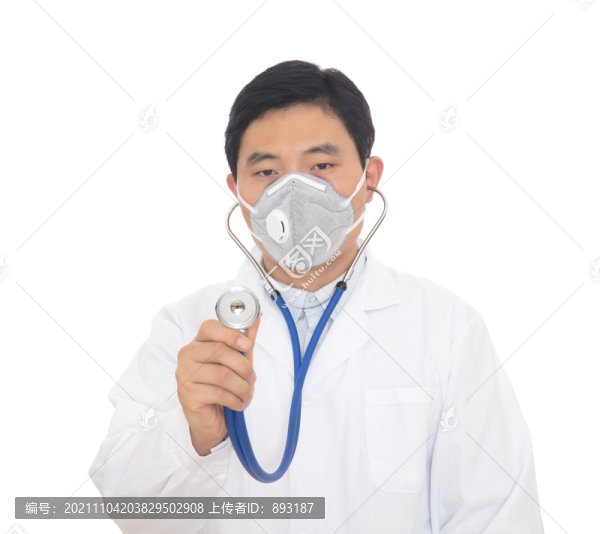手拿聽診器戴著口罩的男性醫(yī)生