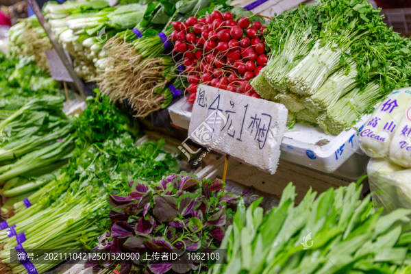 封閉菜市場里的蔬菜攤位