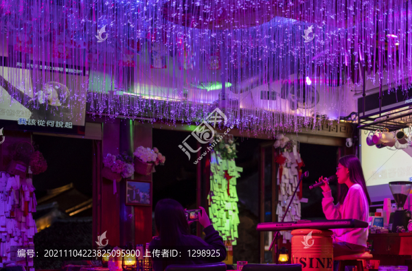 酒吧歌手演唱