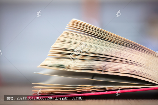 一本打開的書
