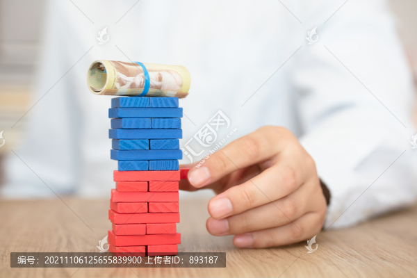 抽掉積木后逐漸危險的加元鈔票