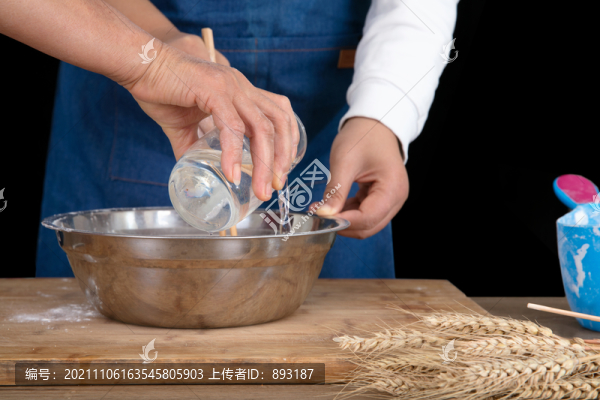 廚師在和面