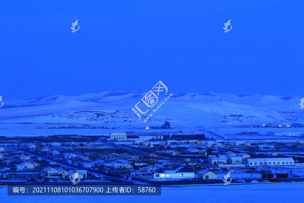 呼倫貝爾雪原村莊藍(lán)夜