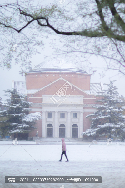 雪后清晨清華大學大禮堂前的行人