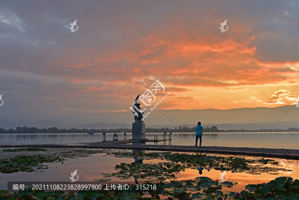 西昌邛海彩霞