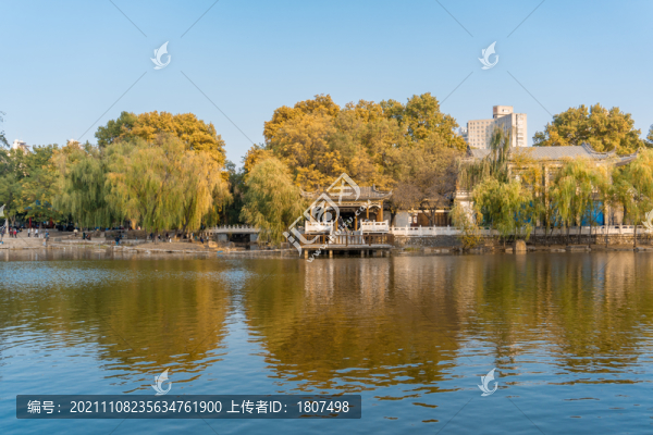 秋天城市公園的中式亭子