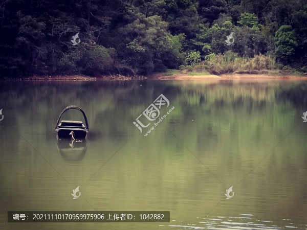 湖面小船