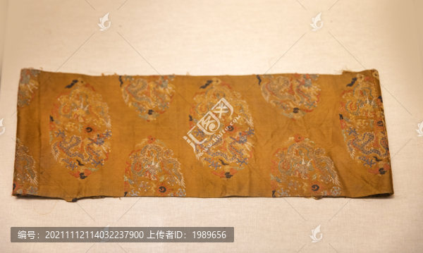 清代黃地樗蒲紋妝花緞