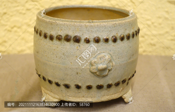 宋代青釉點(diǎn)彩鼓釘爐