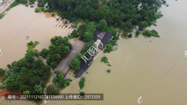 航拍房屋被洪水淹沒