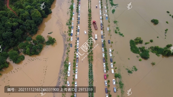 航拍大量車輛被洪水吞噬