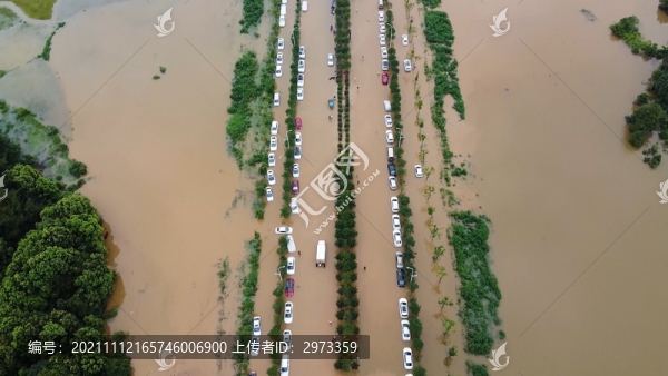 航拍大量車輛被洪水吞噬