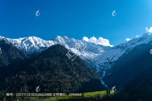 陽(yáng)光照在雪山上