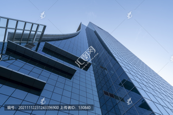 仰拍辦公樓玻璃外墻