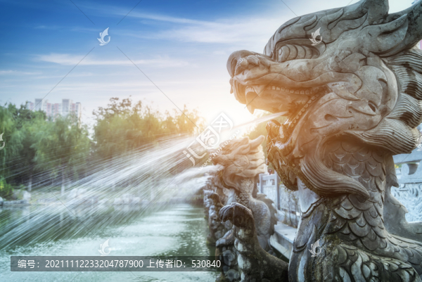 中式園林石獅子吐水風(fēng)景