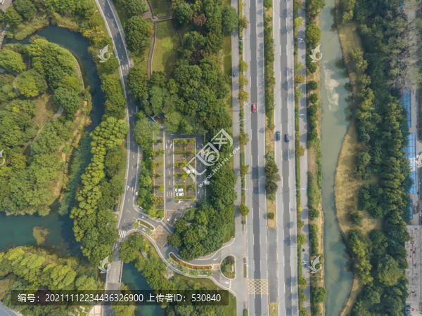 航拍森林高速公路
