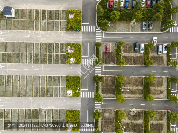 航拍城市露天停車場
