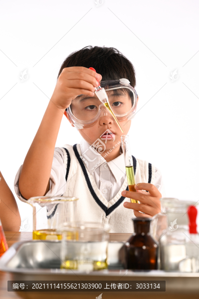 男孩帶護目鏡做化學實驗