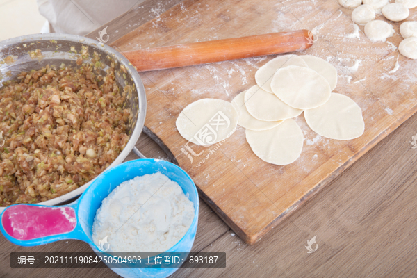 砧板上包餃子相關(guān)的白面和肉餡