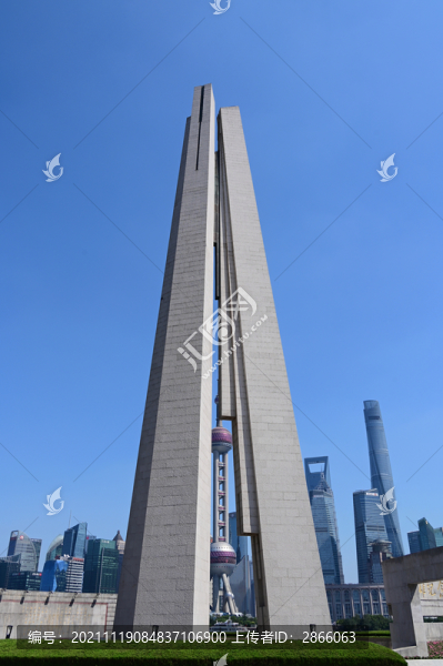 上海外灘藍(lán)天下的人民英雄紀(jì)念塔