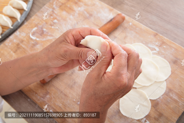 包制中國(guó)傳統(tǒng)美食餃子時(shí)的特寫(xiě)