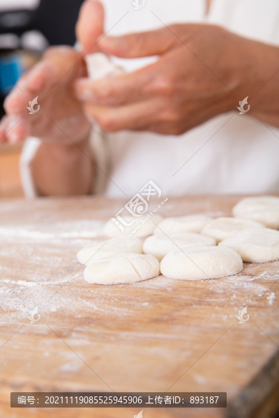 中國過節(jié)前準(zhǔn)備包的食物餃子