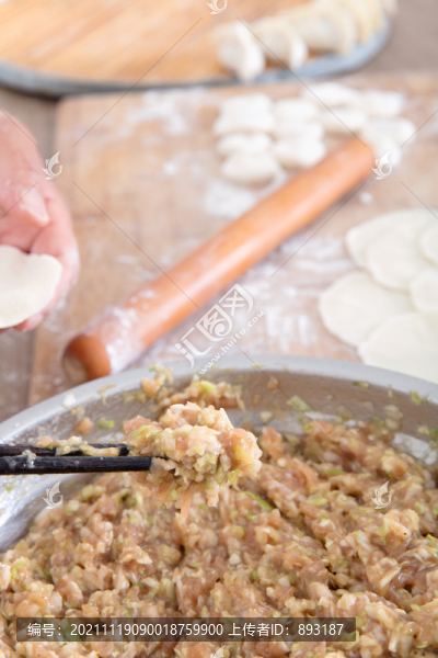 在砧板上搟餃子皮準備包餃子
