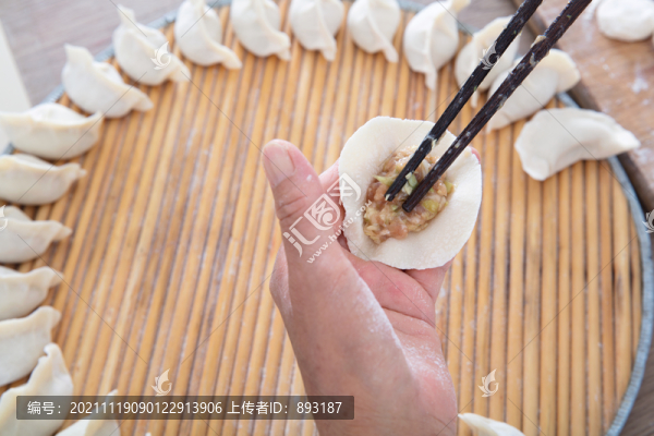 中國人正在包肉餡白面餃子