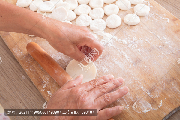 砧板上搟餃子皮準(zhǔn)備包餃子