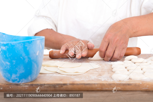 砧板上搟餃子皮準(zhǔn)備包餃子