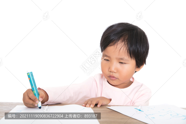趴在白背景前的桌子上畫畫