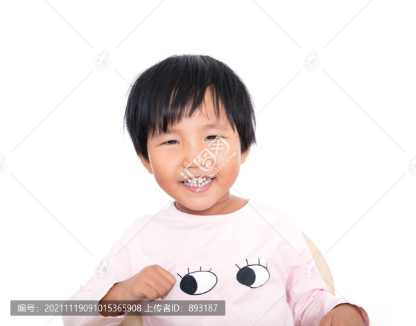 滿面微笑看著鏡頭的小女孩