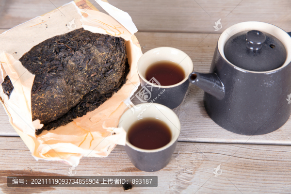 黑磚茶和茶杯茶壺在桌子上