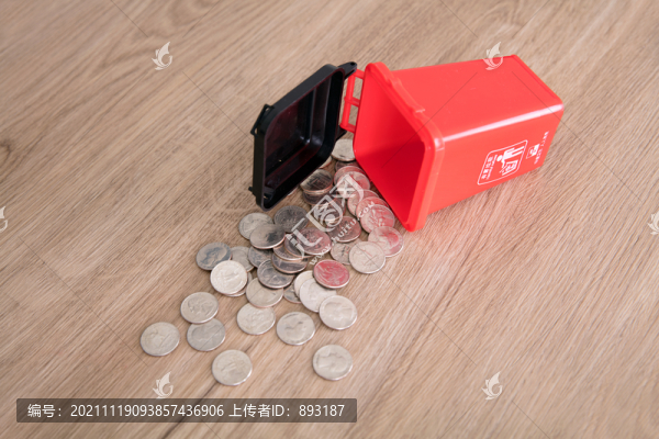 有害垃圾桶模型散落出大量美元
