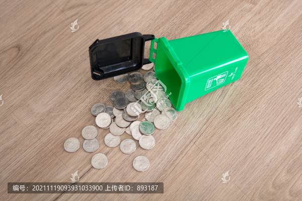 廚余垃圾桶并散落大量美元硬幣
