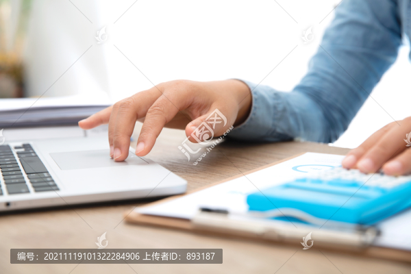 使用電腦和計算器工作特寫