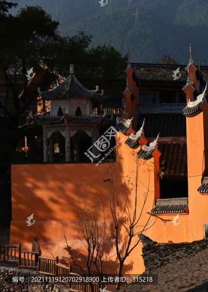 寺廟紅墻馬頭墻