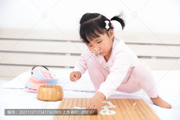 可爱的小女孩在玩围棋