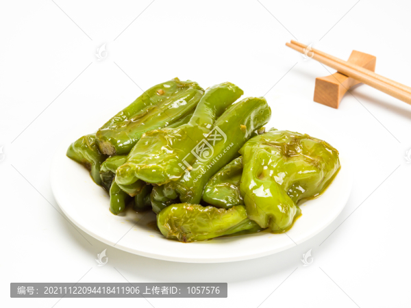 白背景的紅燒青椒菜品