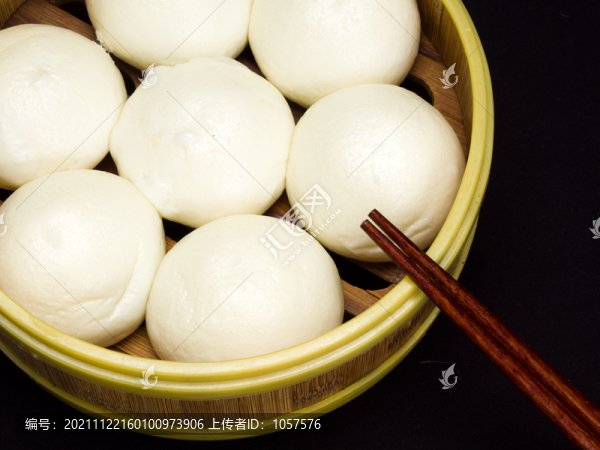 蒸籠里面新鮮的豆沙包
