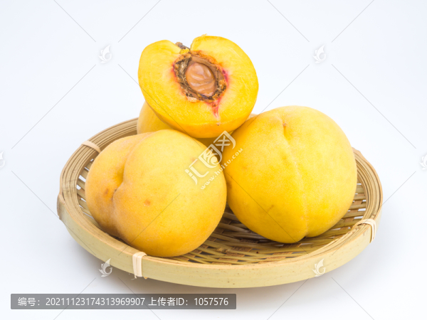 湖南炎陵黃桃新鮮水果白底圖