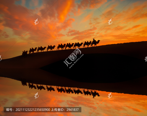 夕陽(yáng)下的沙漠駝隊(duì)