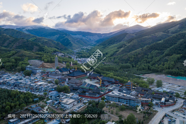 中國山西五臺山中臺寺廟清晨航拍