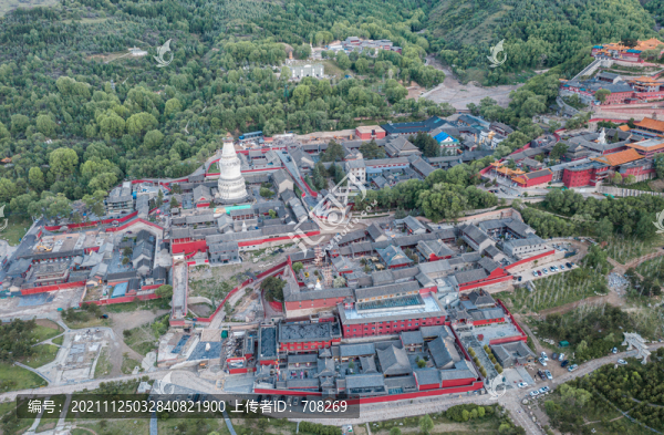 中國山西五臺山中臺寺廟清晨航拍
