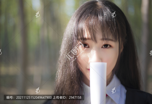 樹林里穿著學士服的女孩