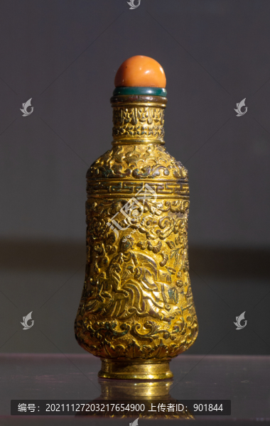 銅鎏金鏨花鼻煙壺