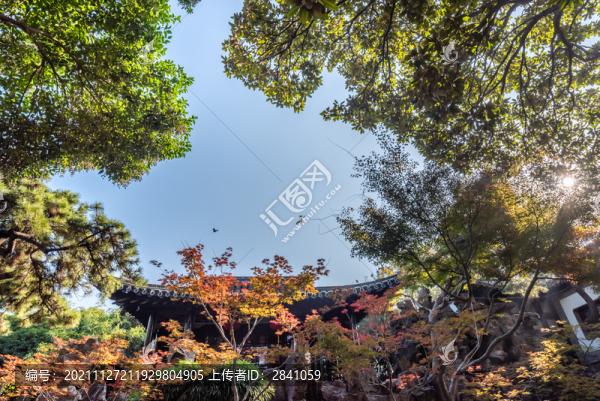 揚州個園的清漪亭和抱山樓古建筑