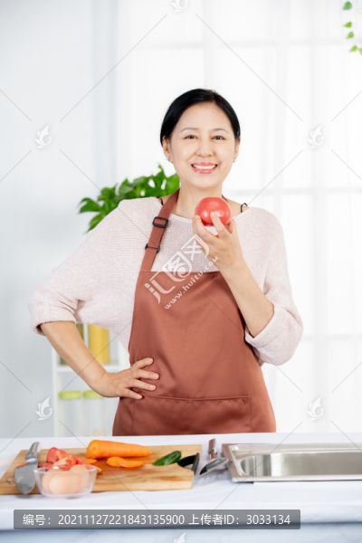 中老年女性在廚房烹飪