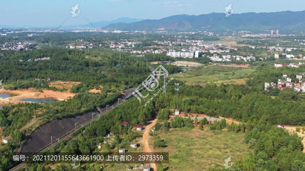 航拍一列火車逐漸遠(yuǎn)去