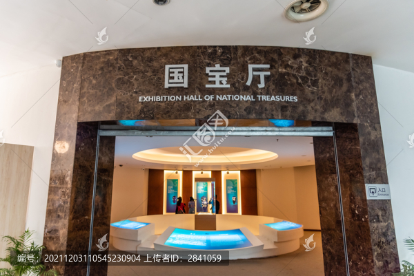 揚(yáng)州博物館國(guó)寶廳門口